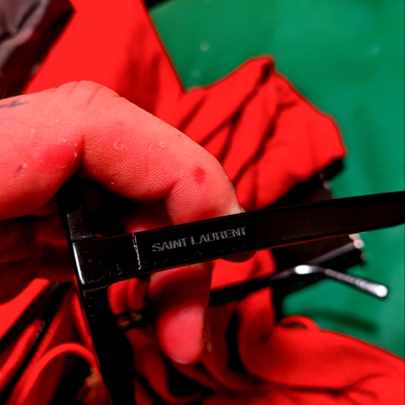 Yves Saint Laurent - Picture 3 of 5